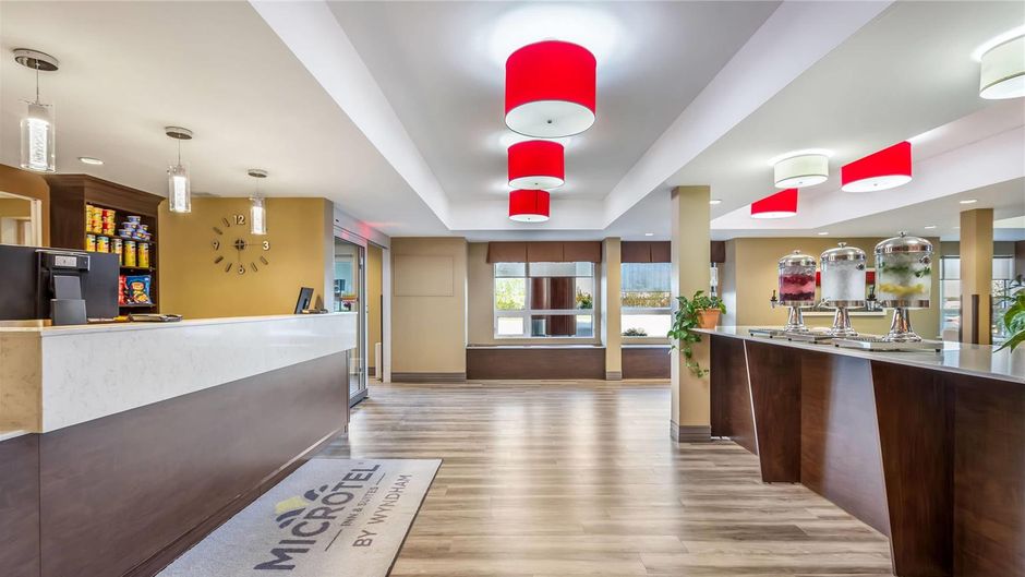 Microtel Inn & Suites Timmins Lobby