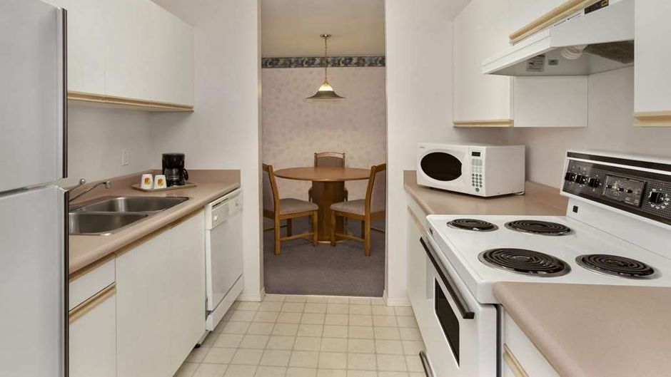 Super 8 West Kelowna Suite