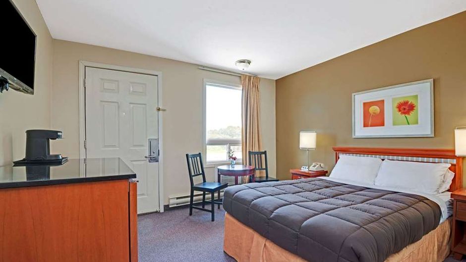 Howard Johnson Lindsay Room