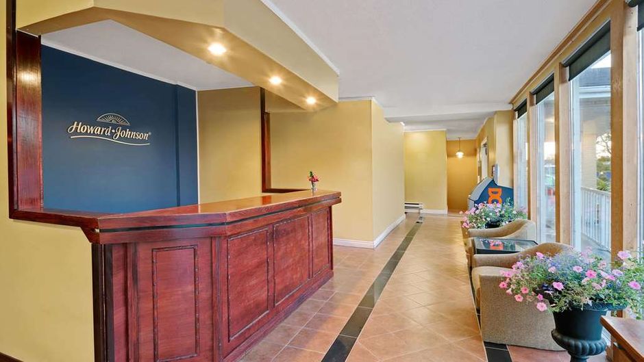 Howard Johnson Lindsay Lobby