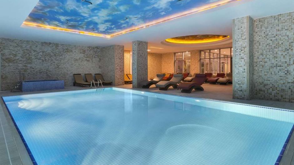 Ramada Hotel & Suites Istanbul Atakoy Pool