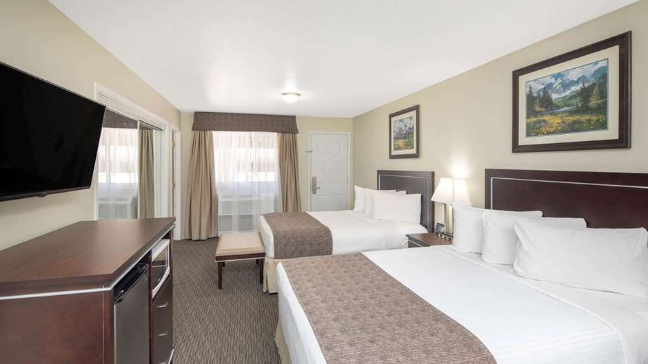 Travelodge Sportsman Lodge Suite