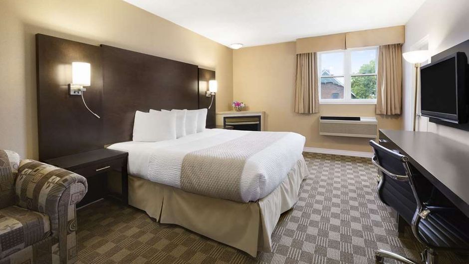 Days Inn & Suites North Bay Suite
