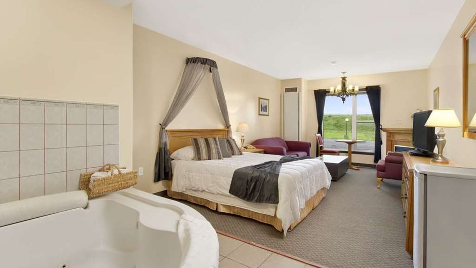 Knights Inn Woodstock Suite