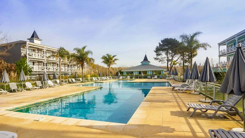 Howard Johnson Hotel & Convention Center Pool