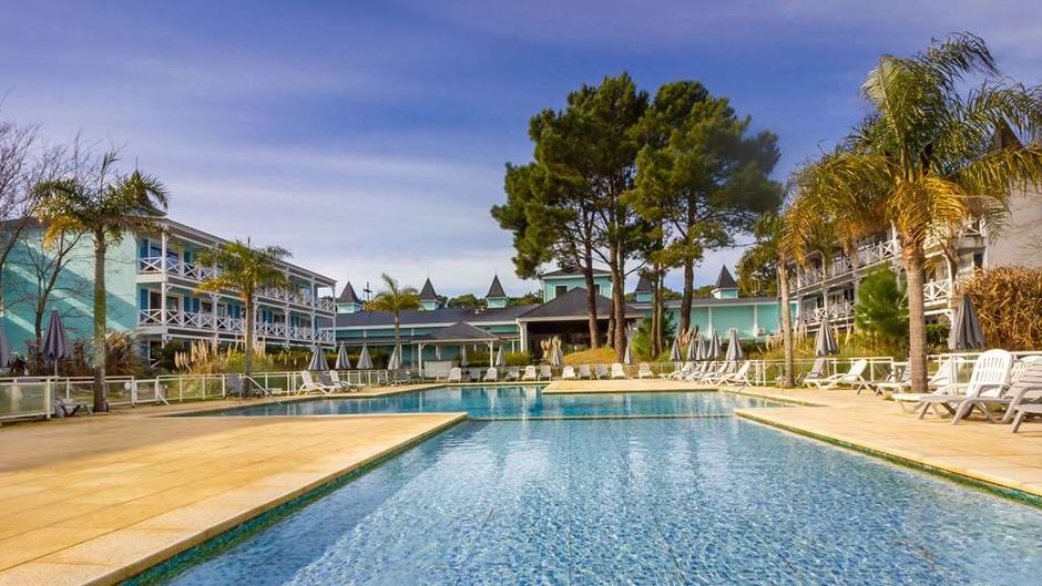 Howard Johnson Hotel & Convention Center Pool