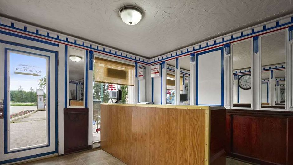 Knights Inn Lindsay Lobby