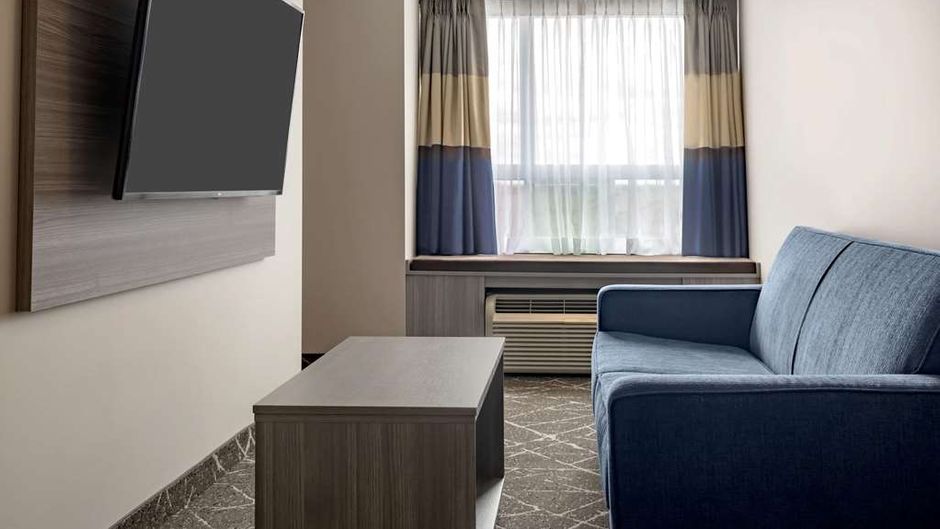 Microtel Inn & Suites Lloydminster Suite