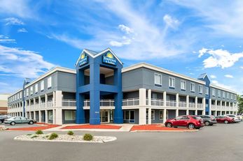 Days Inn & Suites Warren