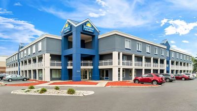Days Inn & Suites Warren