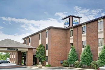 Days Inn & Suites Hickory