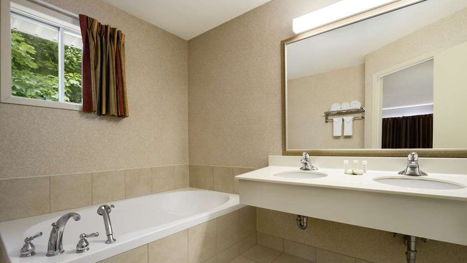 Super 8 Brockville Suite