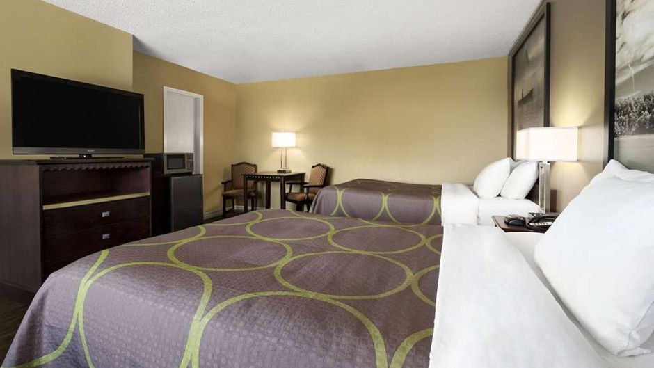 Super 8 Brockville Room