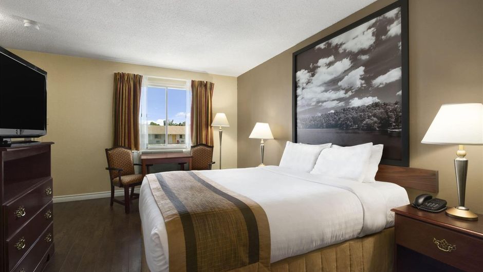 Super 8 Brockville Room