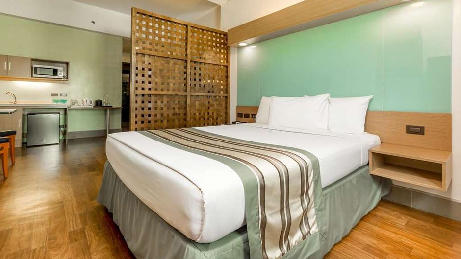 Microtel by Wyndham South Forbes Room