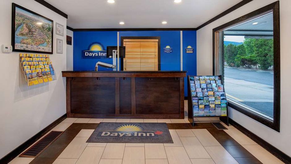 Days Inn Vernon Lobby