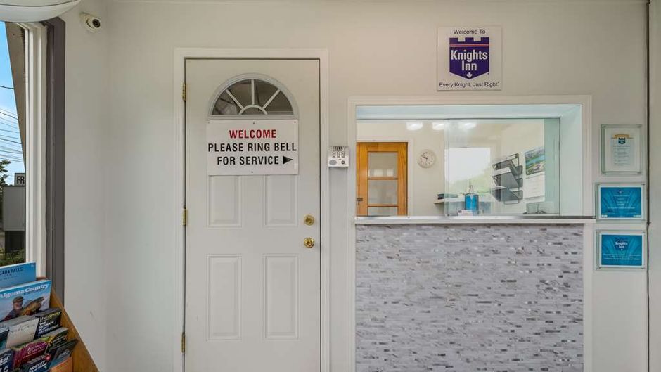 Knights Inn Burlington Lobby