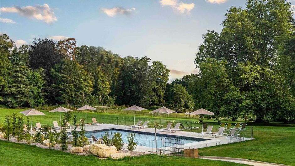 Novotel Chateau de Maffliers Pool