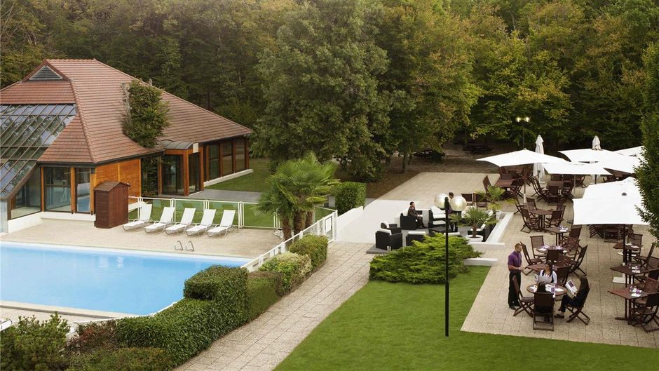 Novotel Fontainebleau Ury Pool