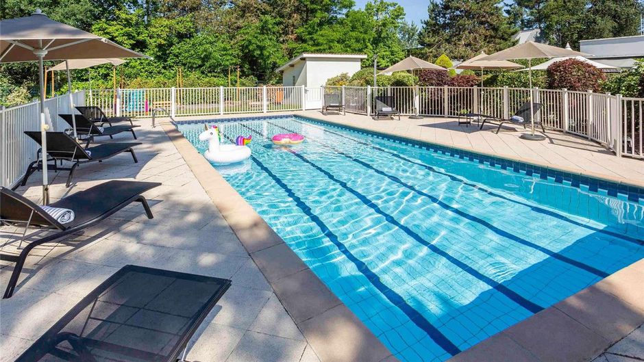 Novotel Bordeaux Aeroport Pool
