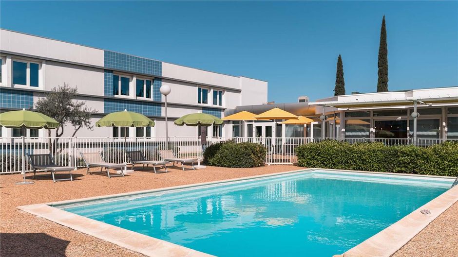 Ibis Styles Marseille Provence Airport Pool