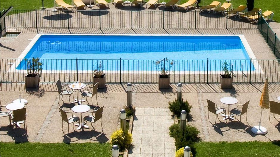 Ibis Beaune La Ferme aux Vins Pool