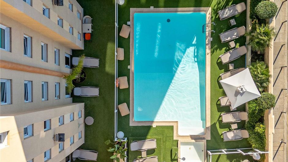 Ibis Centre Nice Pool
