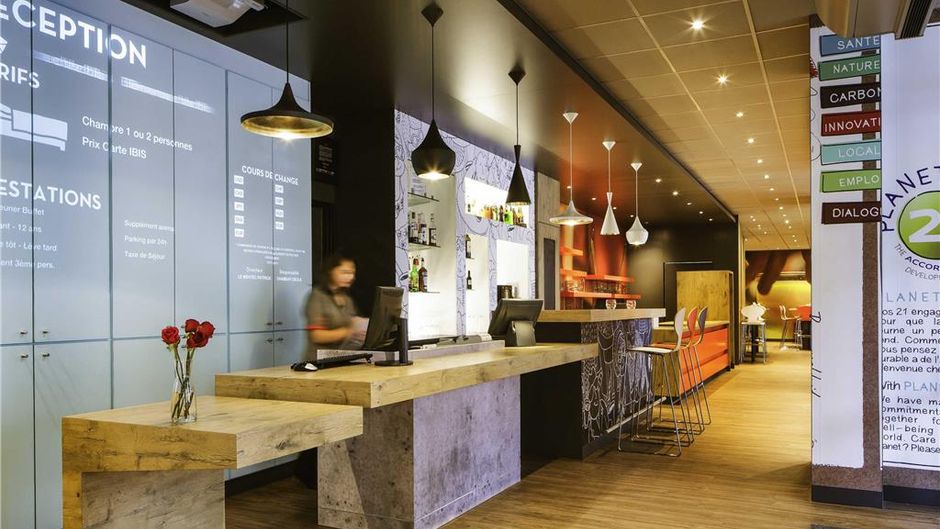 Ibis Hotel Versailles Exterior