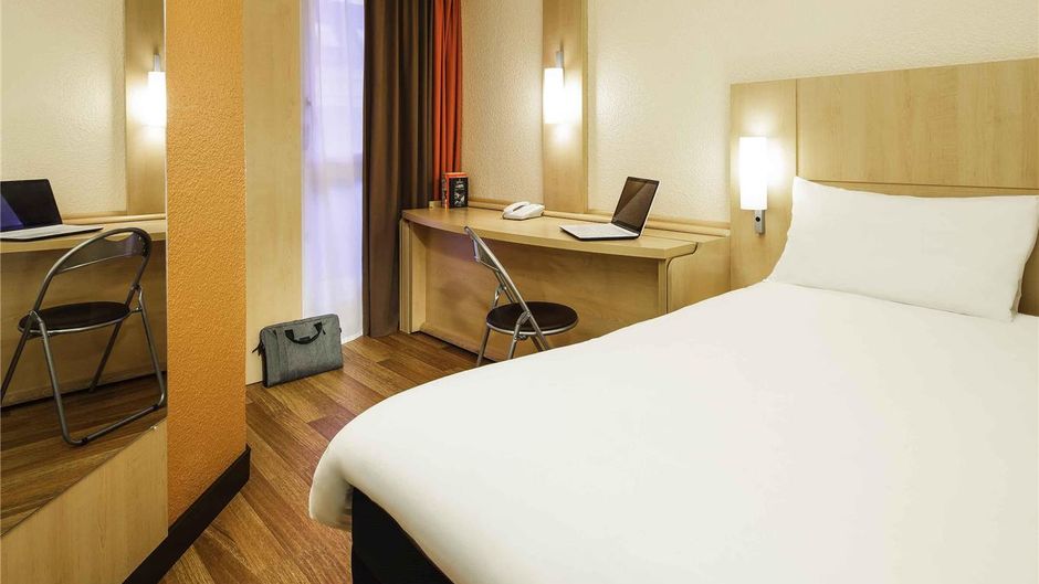 Ibis Hotel Versailles Exterior
