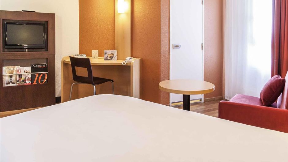 Ibis Hotel Poitiers Room