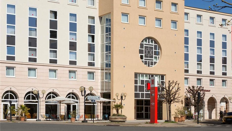 Ibis Vichy Exterior