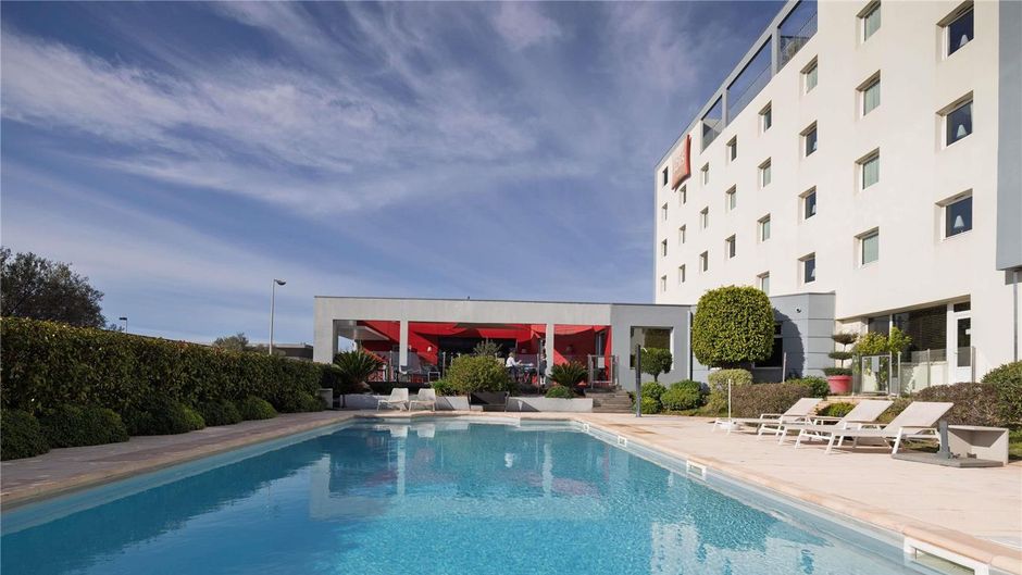 Ibis Toulon la Valet Pool