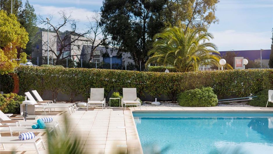 Ibis Toulon la Valet Pool