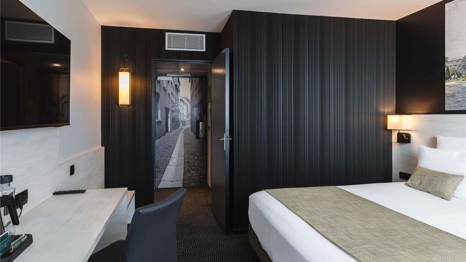 Mercure Charpennes Hotel Room