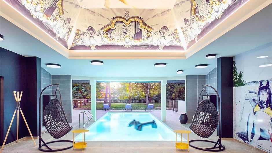 Mercure Chateau Fontainebleau Pool