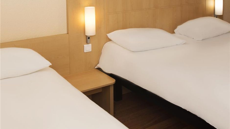 Ibis Saint Quentin Basilique Room