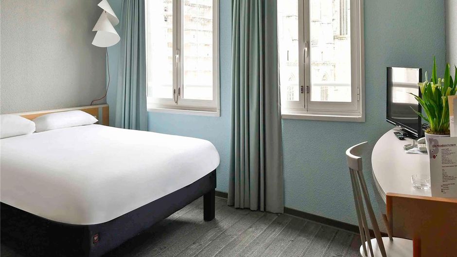 Ibis Saint Quentin Basilique Room