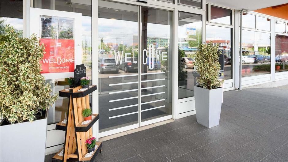 Ibis Budapest Aero Hotel Exterior