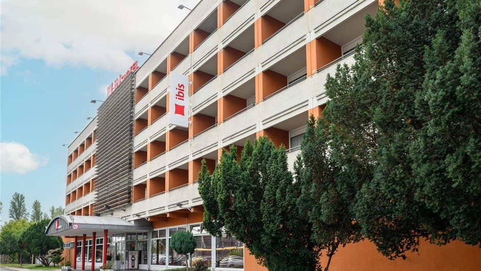 Ibis Budapest Aero Hotel Exterior