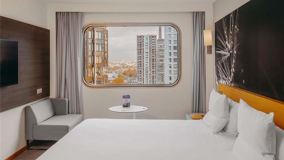 Novotel Paris Tour Eiffel Room
