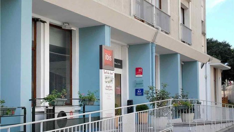 Hotel Ibis Millau Exterior