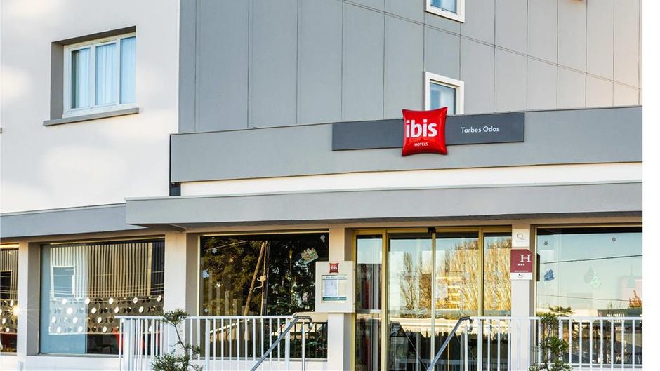 Hotel Ibis Tarbe Exterior