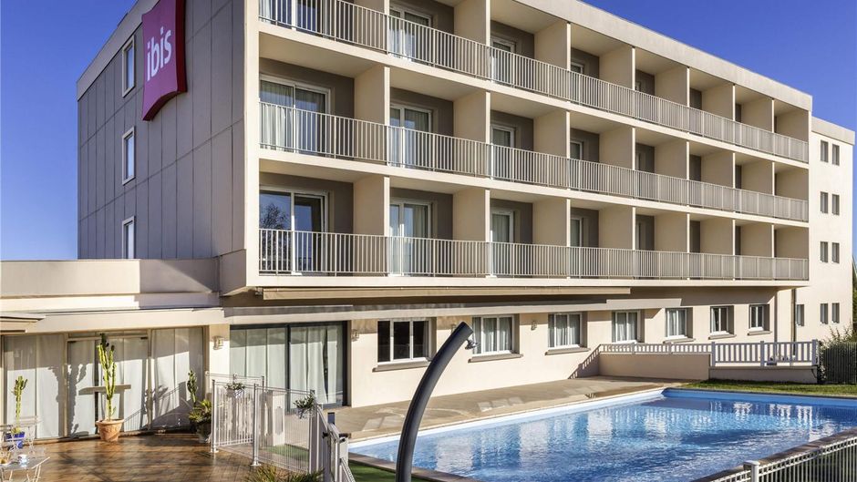 Hotel Ibis Tarbe Exterior