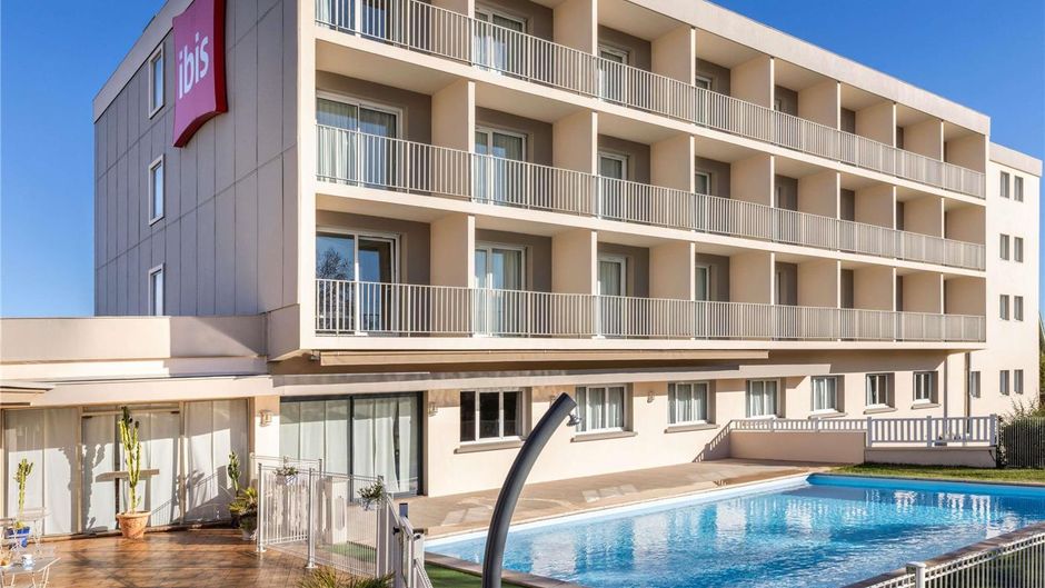 Hotel Ibis Tarbe Pool