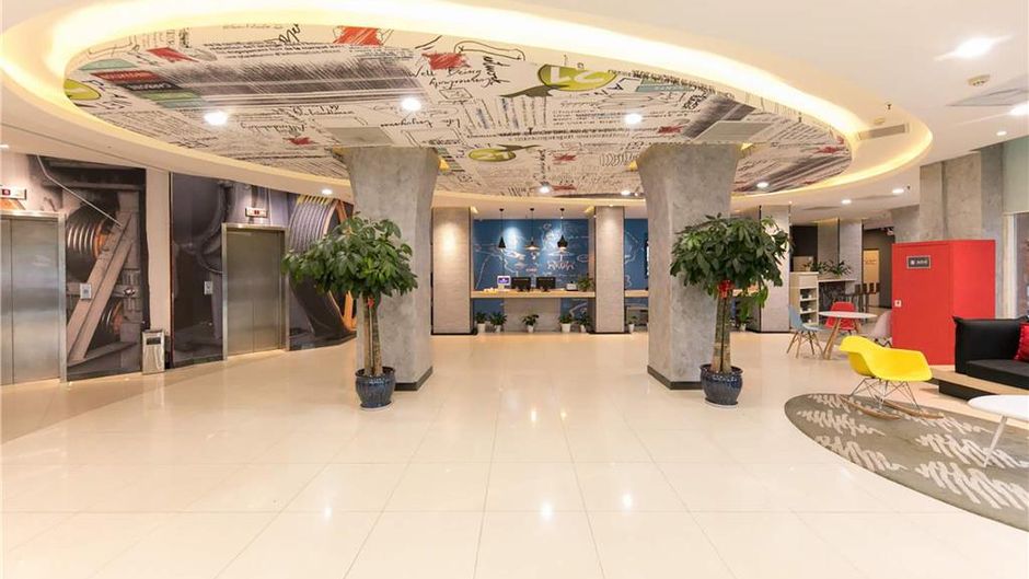 Hotel Ibis Wuhan Exterior