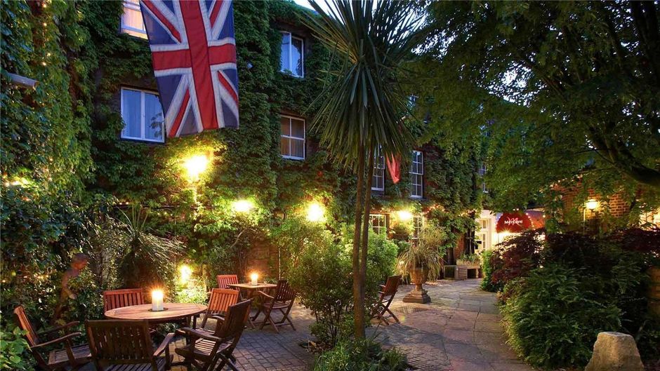 Mercure White Hart Salisbury Exterior