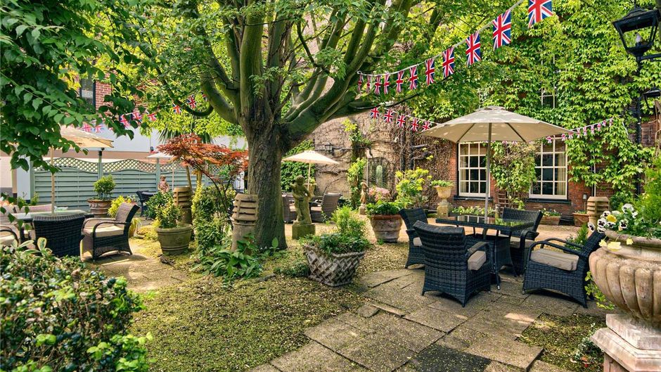 Mercure White Hart Salisbury Exterior