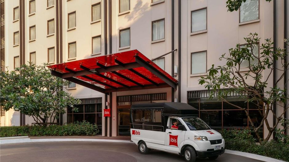 Hotel Ibis Bangkok Riverside Exterior