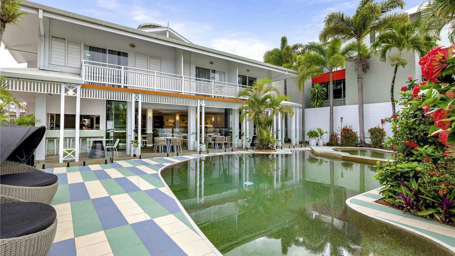 Mercure Cairns Pool