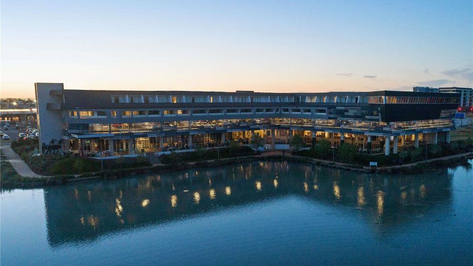Mercure Melbourne Caroline Springs Exterior